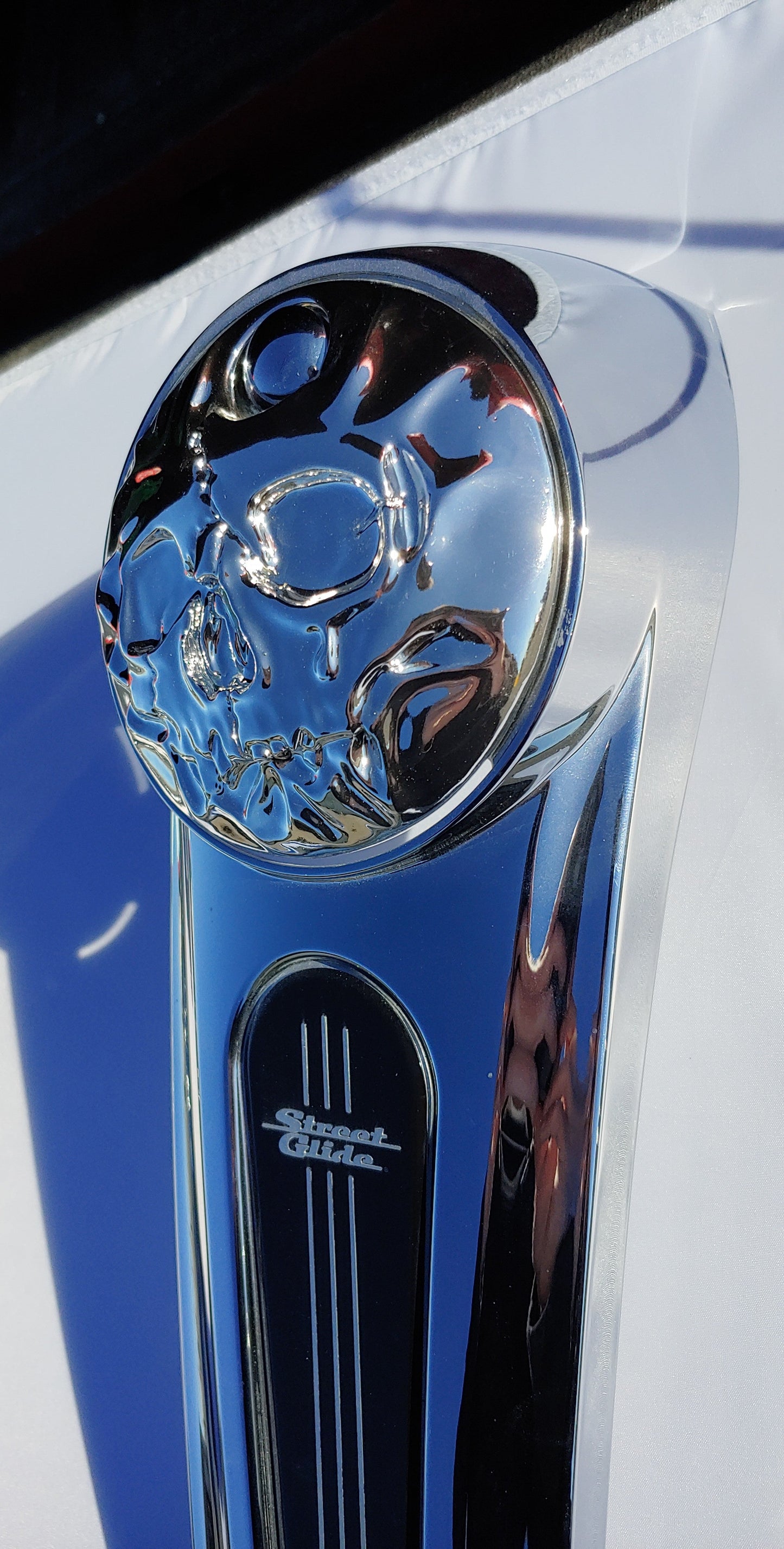 3D skull stretching on Chrome Harley touring fuel door 08+