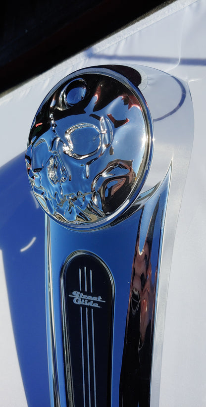 3D skull stretching on Chrome Harley touring fuel door 08+
