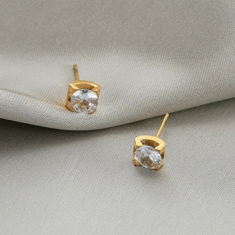 Simple Four-claw Single Diamond Pendant Female Temperament Titanium Steel Necklace